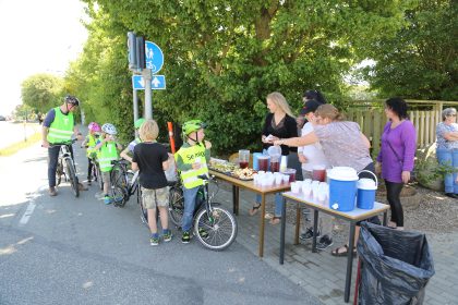 Forældre & personale sørger for saft og frugt til de cyklende elever